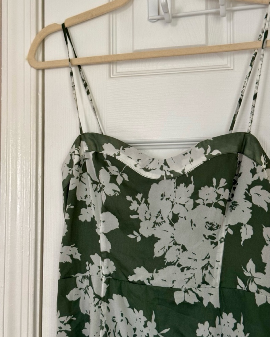 abercrombie green midi dress Be a green goddess in our Puff Sleeve Plunge Midi Dress. @_arnelle