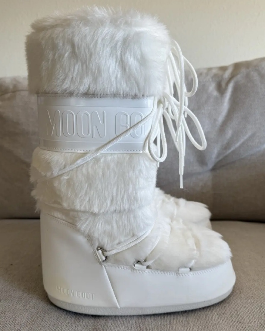 White Fur Moon Boots | Pickle