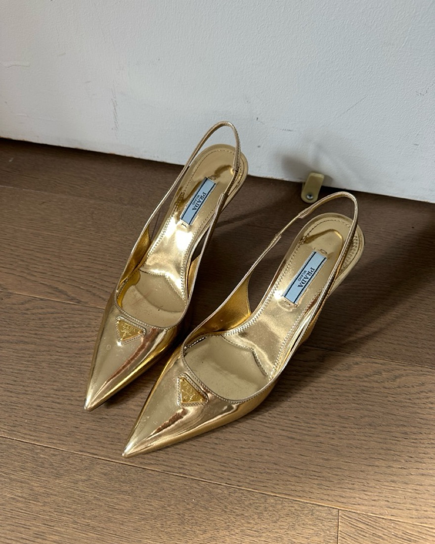 PRADA フリンジ ゴールドミュール $1,300 Prada Gold Slingback Heels by Prada - Pickle
