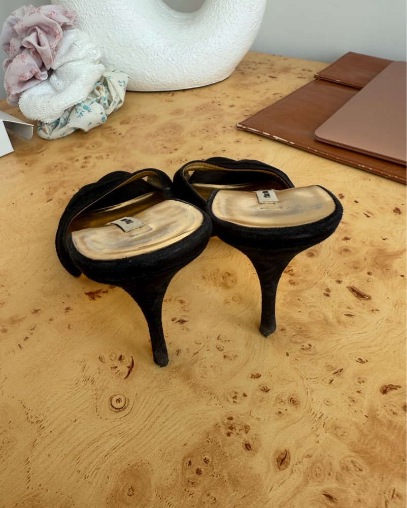 【関税込み】miu miu VELVET SLINGBACK Chain-detail velvet slingback pumps in black - Miu Miu