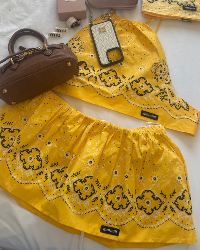 Miu Miu 花柄巾着ポーチ イエロー miumiu ミュウミュウ ロゴプレート フラワー柄 ナイロン レザー ポーチ