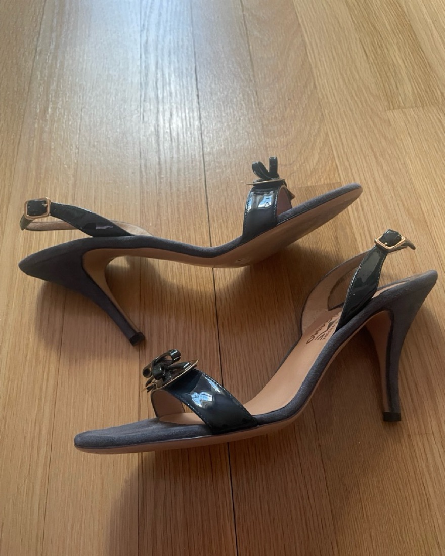 サンダル・ミュール FERRAGAMO SS25 'Gylla' slingback (781108 FLAMERED) Gylla 70 leather slingback pumps in black - Ferragamo