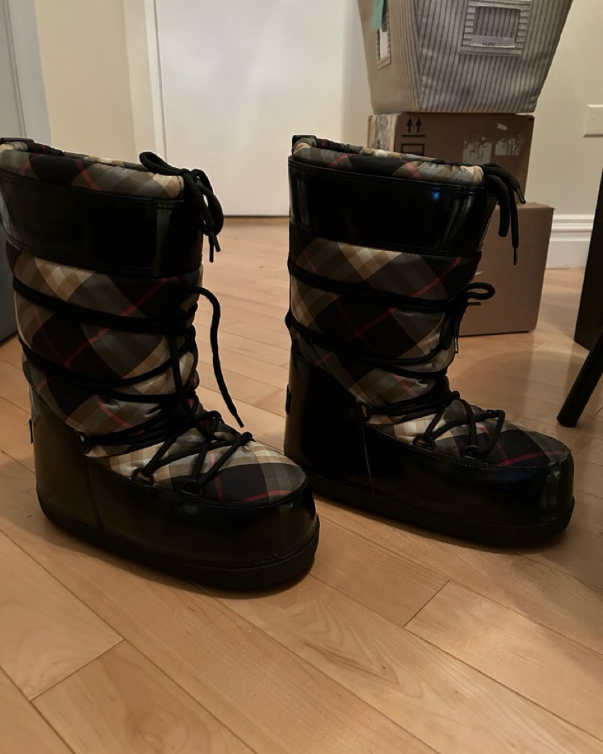 Burberry Snow Boots / Moon Boots by Burberry - Pickle