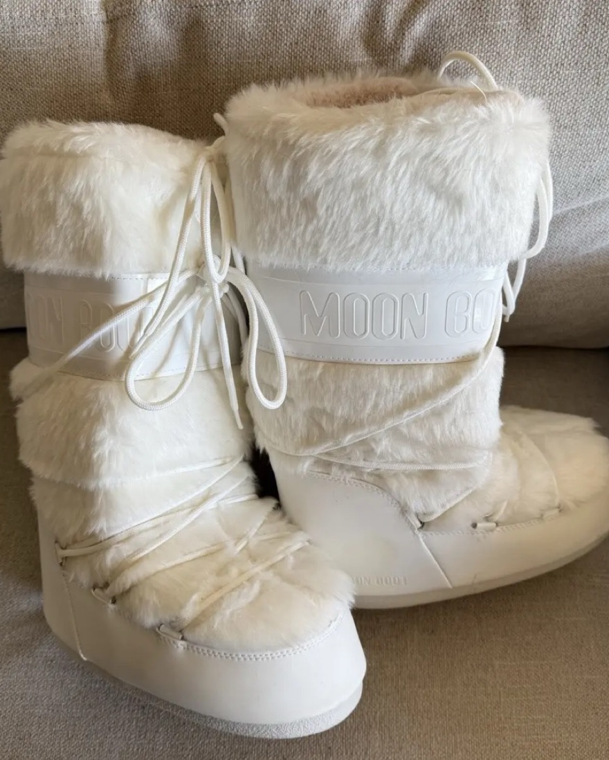 White Fur Moon Boots | Pickle