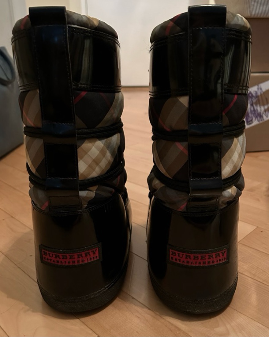Burberry Snow Boots / Moon Boots by Burberry - Pickle