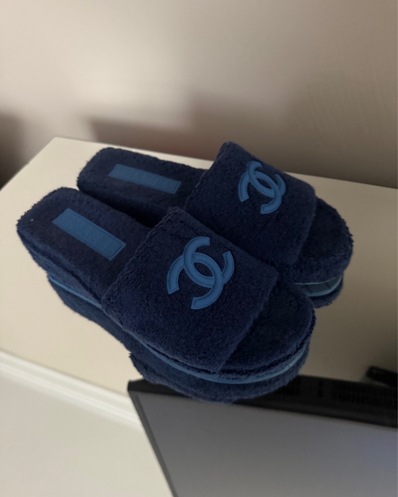 CHANEL ネイビー スライドサンダル Chic Chanel Fuzzy Slide Sandals by Chanel - Pickle