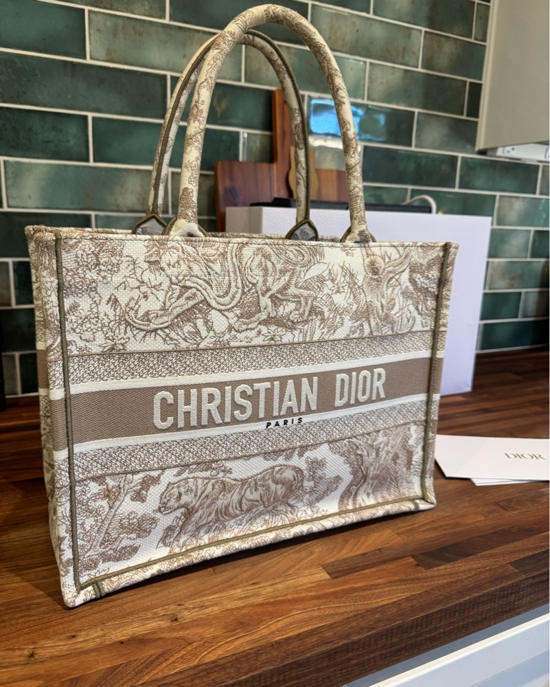 CHRISTIAN DIORの ロゴトートバッグ Iconic Christian Dior Logo Tote by Christian Dior - Pickle