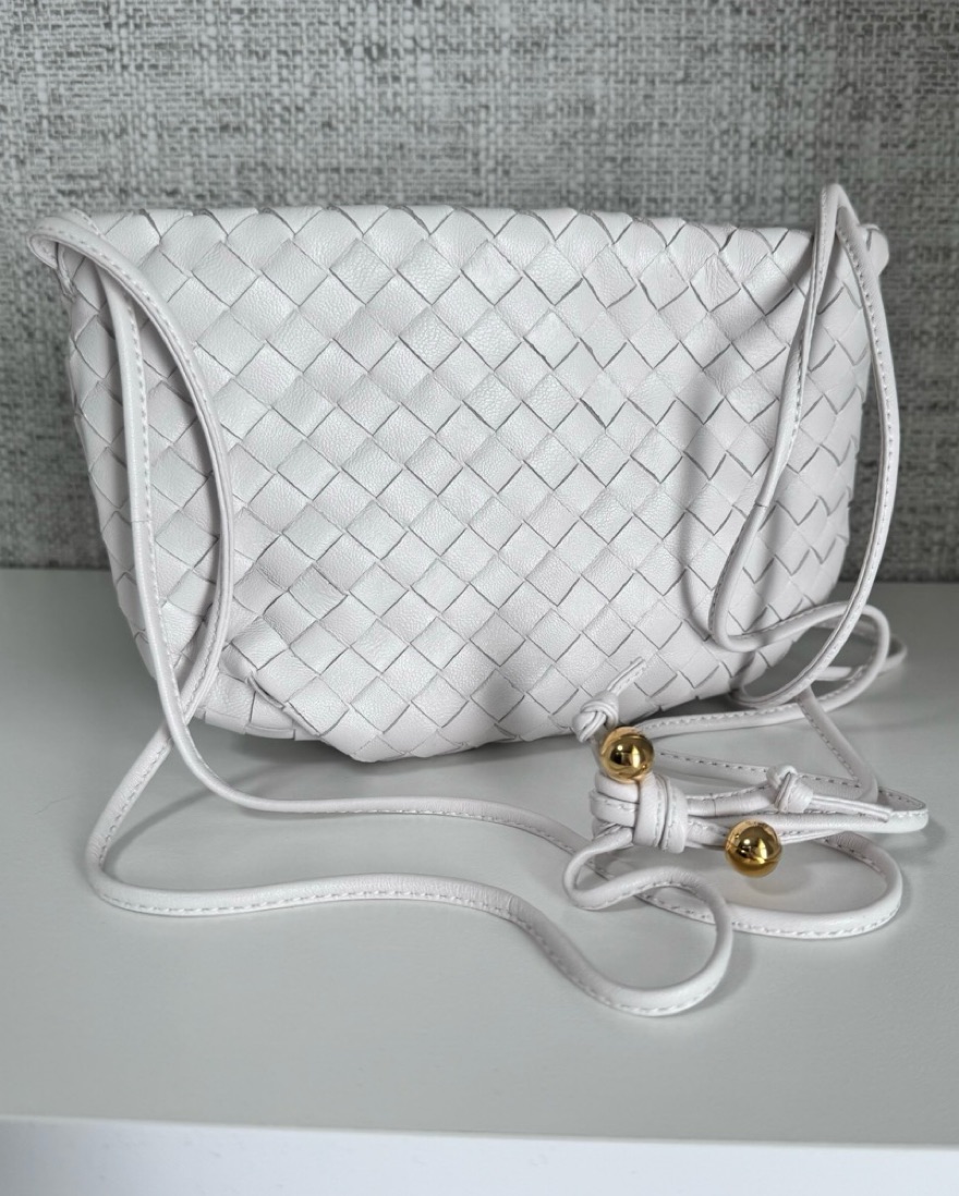 BOTTEGA VENETA レザー ショルダーバッグ ポーチ ホワイト ボッテガヴェネタ ザ ポーチ ラフィア×レザー ショルダーバッグ
