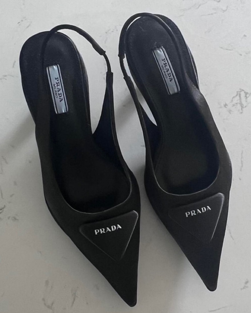 PRADA ブラック ポインテッドトゥ ハイヒール Prada アンティークレザー ポインテッドトゥ パンプス