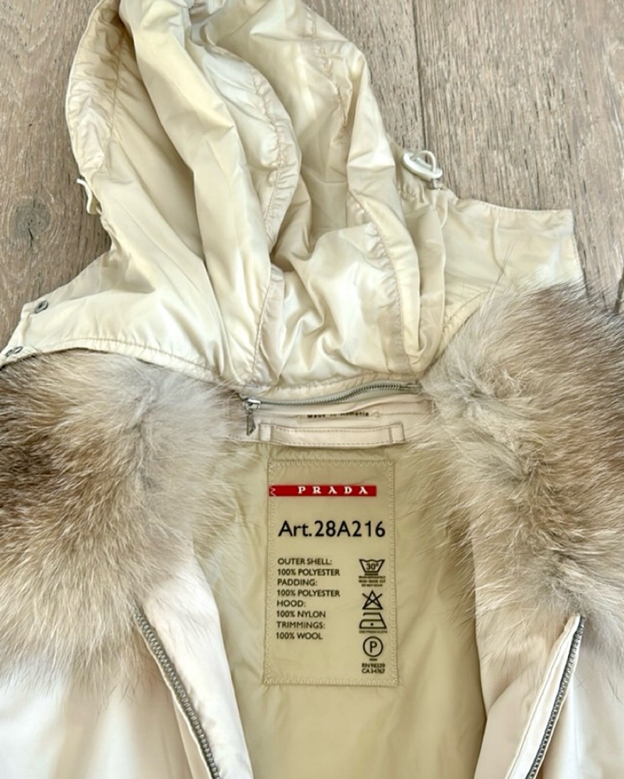 PRADA フード付きホワイトジャンパー最終値下げ Prada logo-intarsia Shearling Hoodie | White | FARFETCH
