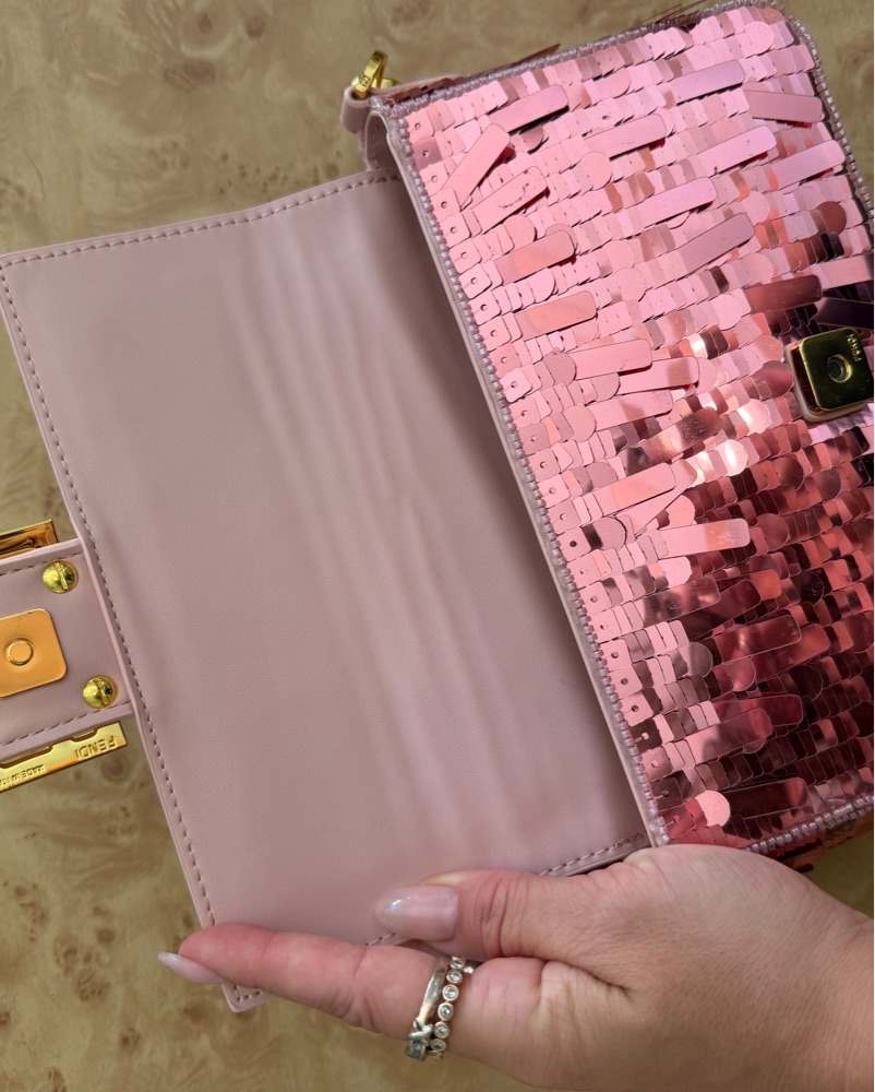 ３日間限定 お値下げFENDIヒョウ柄 ナイロンポーチピンク fedi Baguette Pink Sequin by Fendi - Pickle
